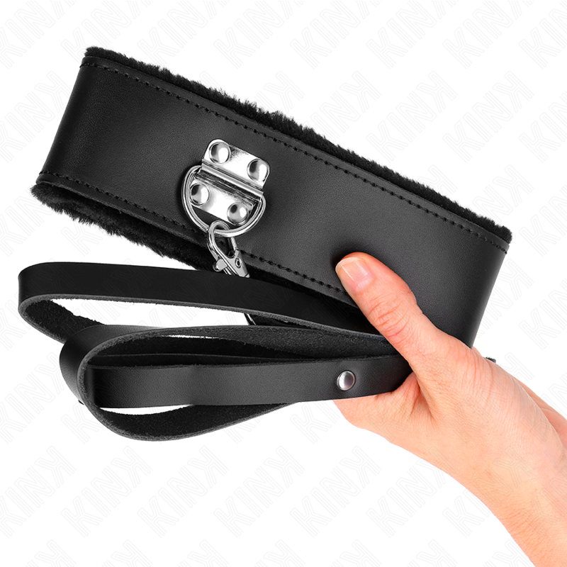 KINK - COLAR COM TRELA 116 CM EM PELE PRETA AJUSTÁVEL 40-48 CM X 6 CM