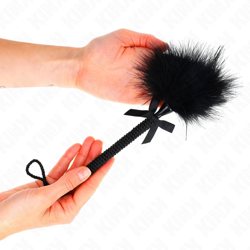 MASSAGEADOR DE CORDA DE NYLON COM PENAS PARA COSQUILHAS E LAÇO PRETO 25 CENTÍMETROS - Sex Shop Sexy