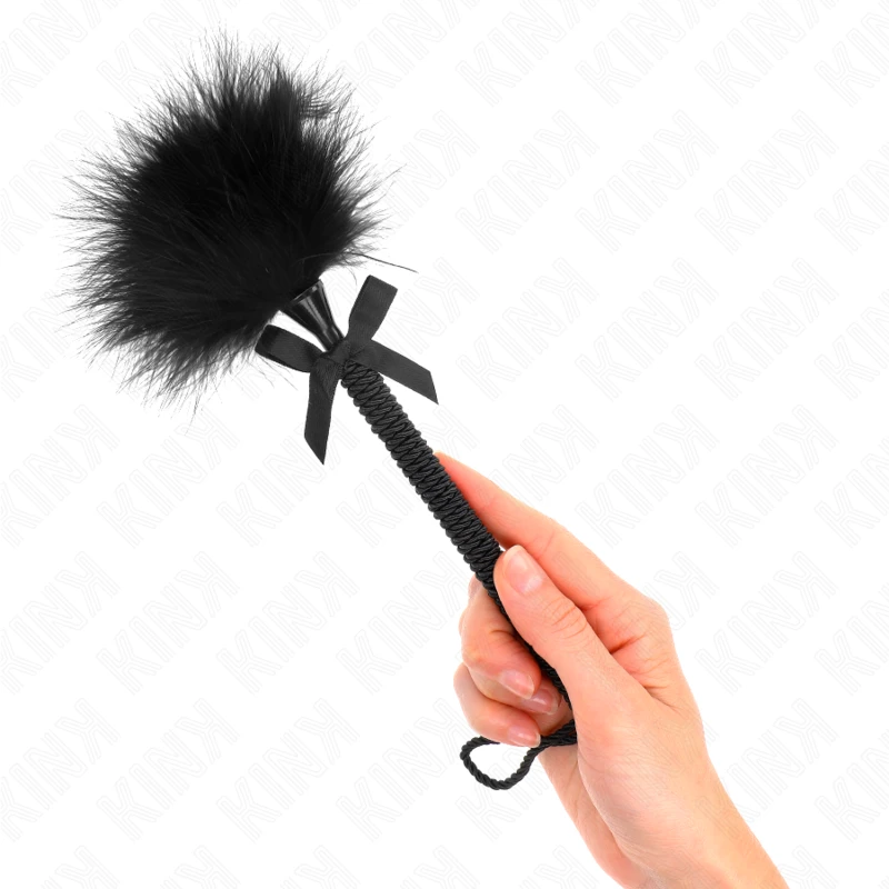 MASSAGEADOR DE CORDA DE NYLON COM PENAS PARA COSQUILHAS E LAÇO PRETO 25 CENTÍMETROS - Sex Shop Sexy