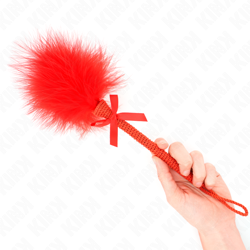 KINK - MASSAGEADOR EM CORDA DE NYLON COM PLUMAS E LAÇO VERMELHO 25 CM